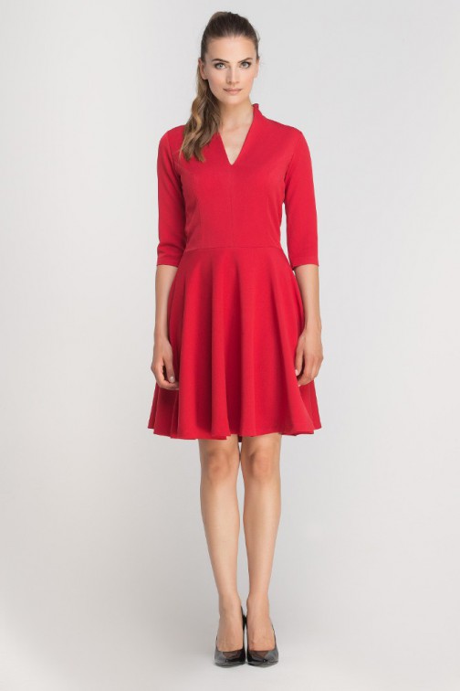 CM3363 Elegancka rozkloszowana sukienka z dekoltem - czerwona