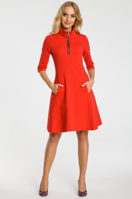 Czerwona sukienka ze stójką i zamkiem 