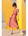 Rozkloszowana sukienka z nadrukiem i paskiem w talii - pomarańczowa