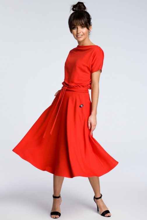 CM3604 Sukienka midi z rozkloszowanym dołem - czerwona
