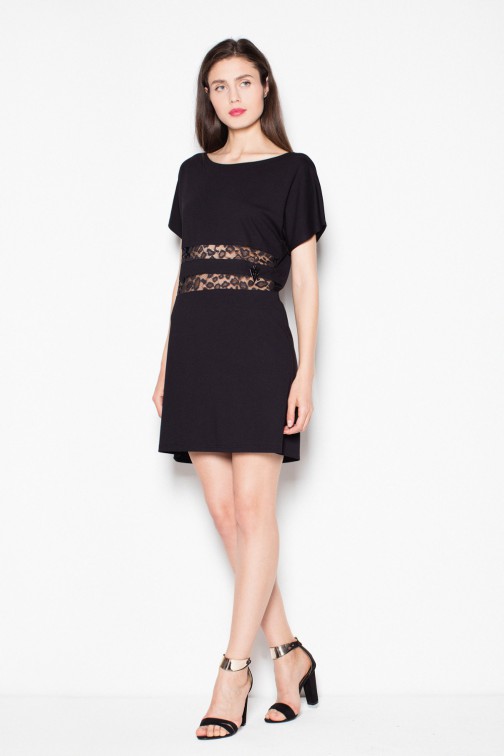 CM2972 Skromna sukienka z koronkowymi wstawkami - czarna