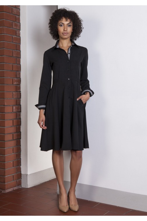 CM3654 Rozkloszowana sukienka na guziki - czarna