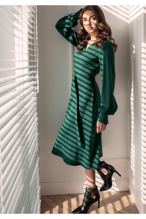 CM5619 Sukienka z dekoltem V i efektownymi rękawami - zielona