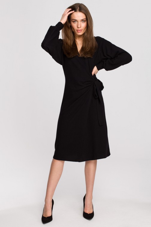 CM5945 Dzianinowa sukienka wiązana na boku - czarna