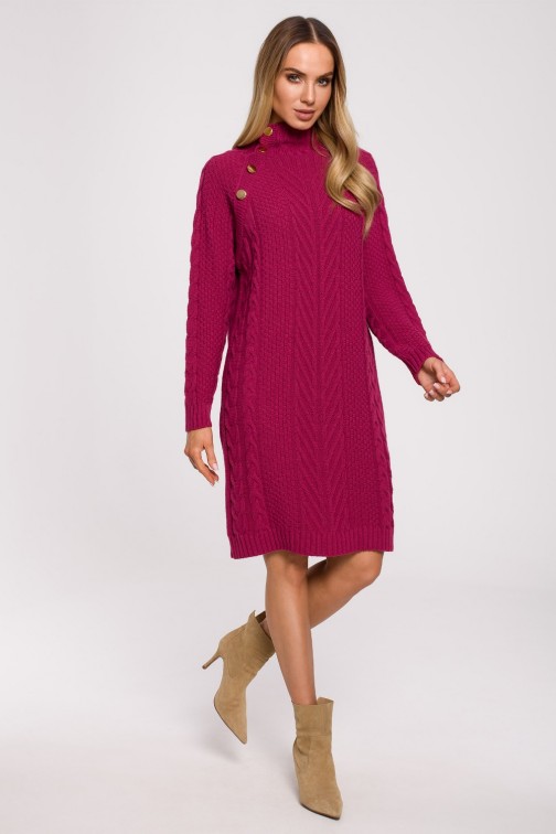 CM6252 Długi sweter - sukienka z golfem i ozdobnymi guzikami - różowy
