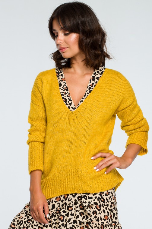 CM3999 Asymetryczny sweter z głębokim dekoltem - miodowy