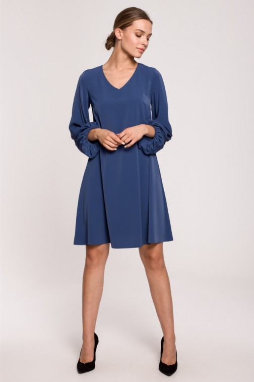 CM6285 Sukienka z szerokimi rękawami i dekoltem - niebieska