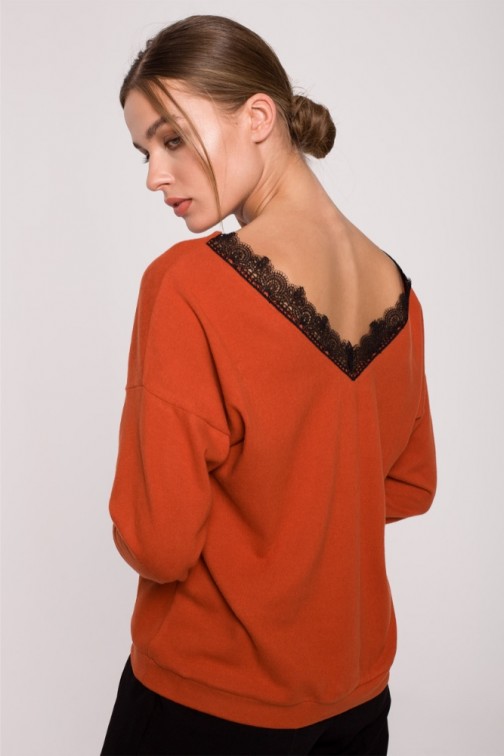 CM6286 Sweterek z dekoltem wykończonym koronką - rudy
