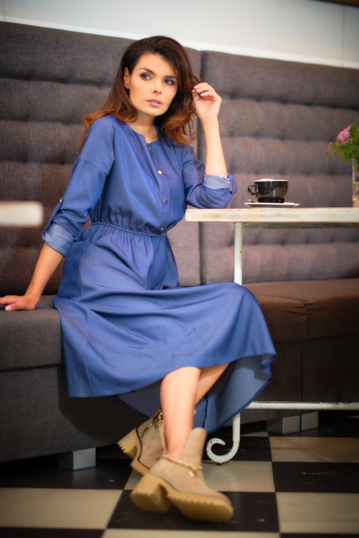 CM6355 Rozkloszowana sukienka midi z długimi rękawami - niebieska
