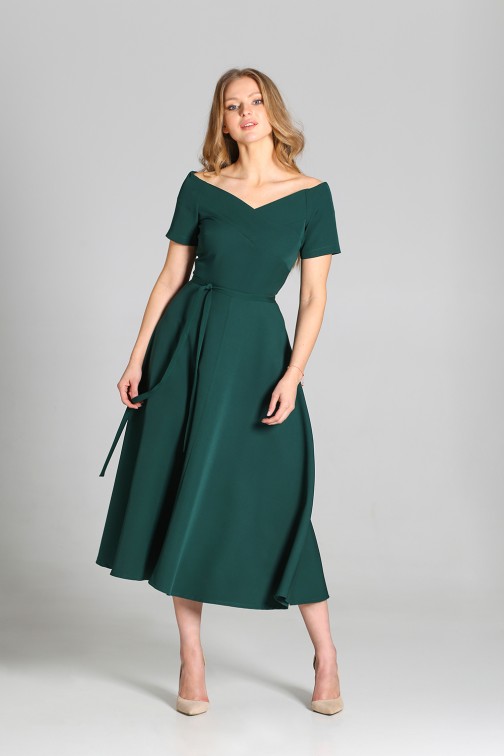CM5361 Sukienka trapezowa midi z dekoltem typu carmen - zielona