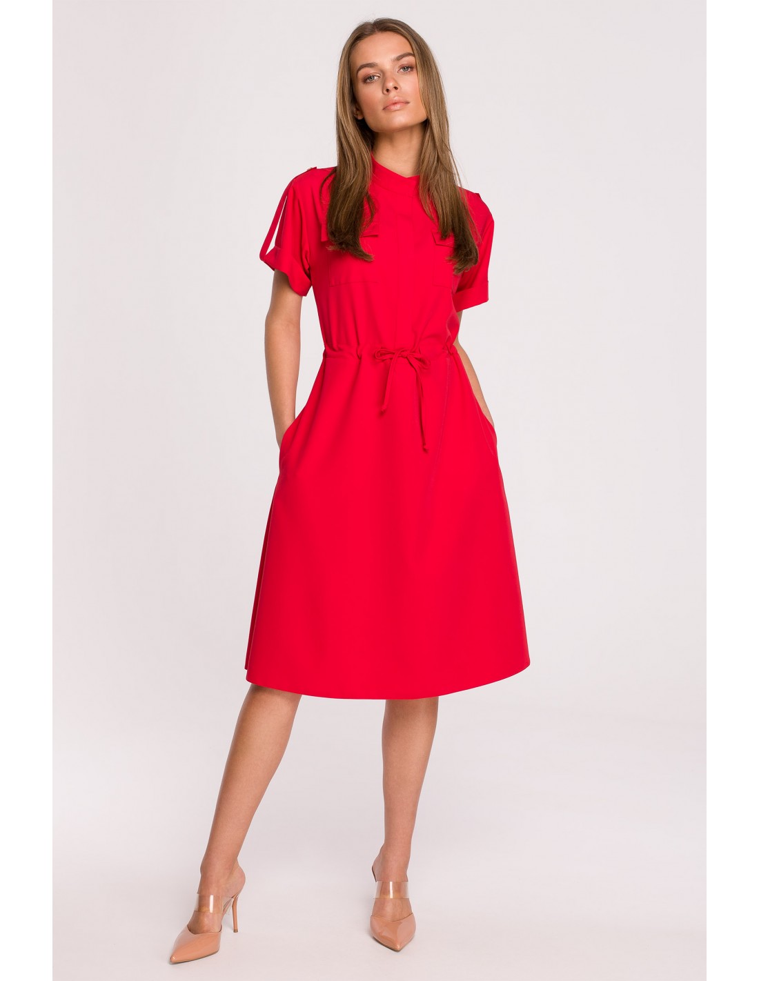 Czerwona rozkloszowana sukienka z wiązaniem w talii 
