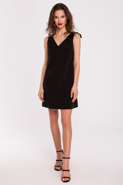 CM6549 Trapezowa sukienka z kokardą na ramieniu - czarna