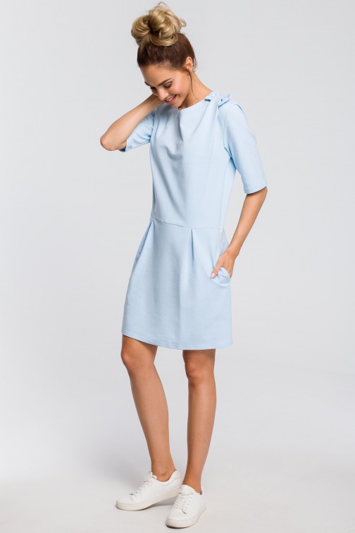 Błękitna prosta sukienka z kokardką na ramieniu 