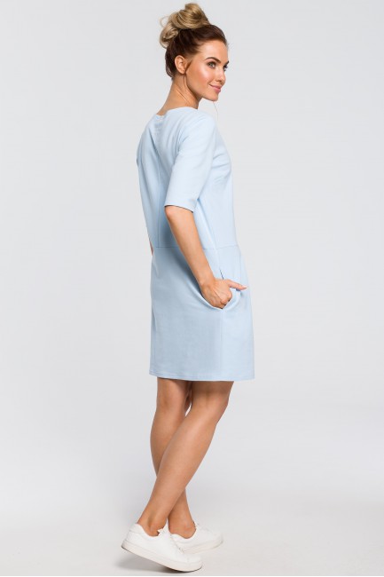 Błękitna prosta sukienka z kokardką na ramieniu 