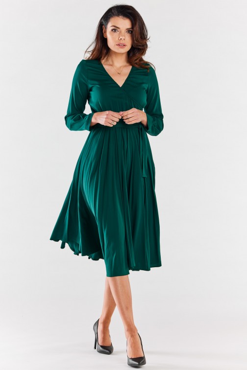 CM6586 Elegancka sukienka z dekoltem i paskiem - zielona