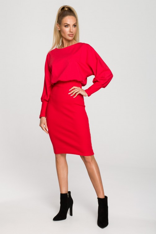 Czerwona sukienka z dopasowanym dołem 