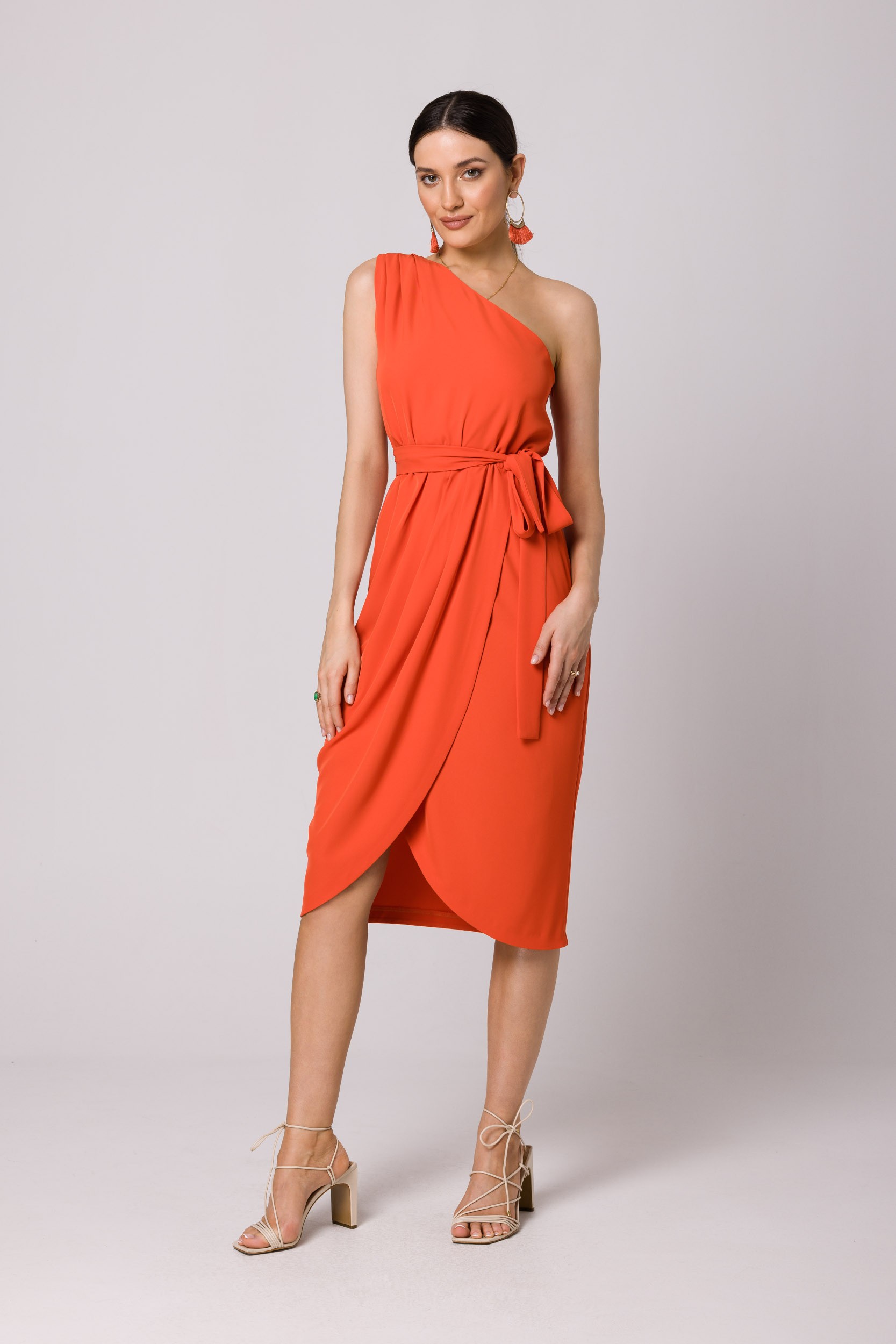 Pomarańczowa elegancka sukienka na jedno ramię 