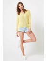 Kobiecy sweter w serek - żółty