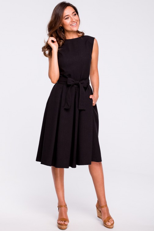 CM4368 Elegancka sukienka w kontrafałdy - czarna
